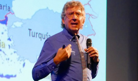 El professor Antoni Blanc parla sobre el Brexit davant l’Aula Universitària de la Gent Gran de l’Anoia